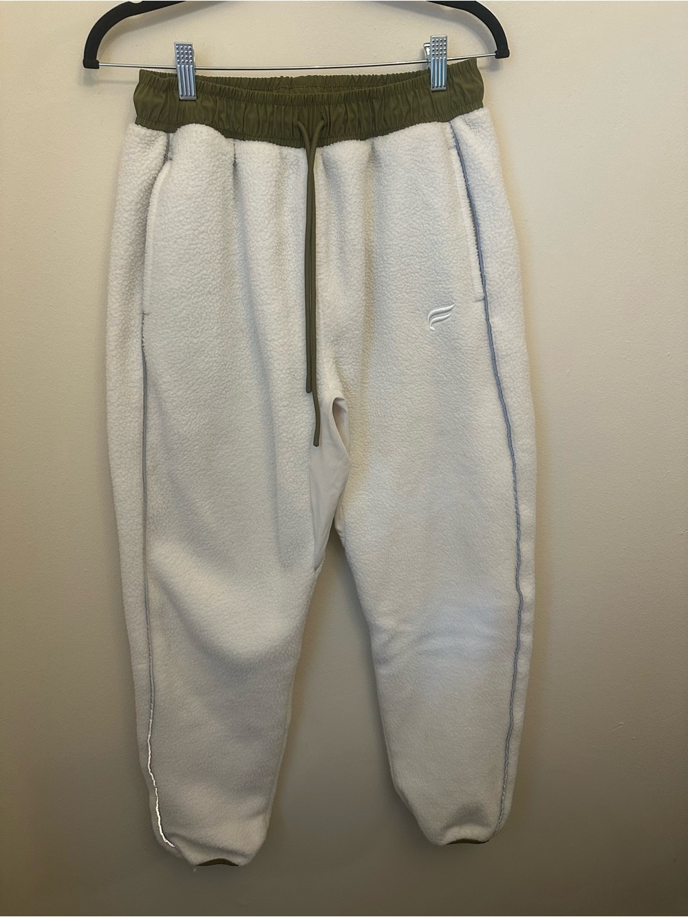 Fabletics Sherpa Fleece Jogger Pants White Olive Green Drawstring Pocket Men Med